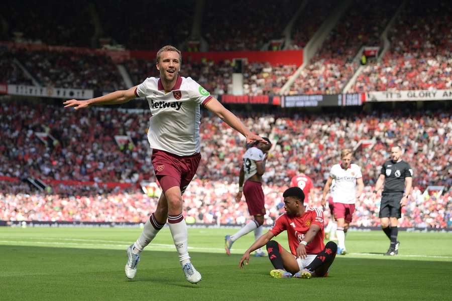 Tomáš Souček slaví gól, kterým poslal West Ham na Old Trafford do vedení 1:0.