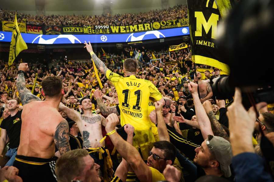 Marco Reus célèbre avec les supporters du Borussia Dortmund après leur qualification pour la finale.