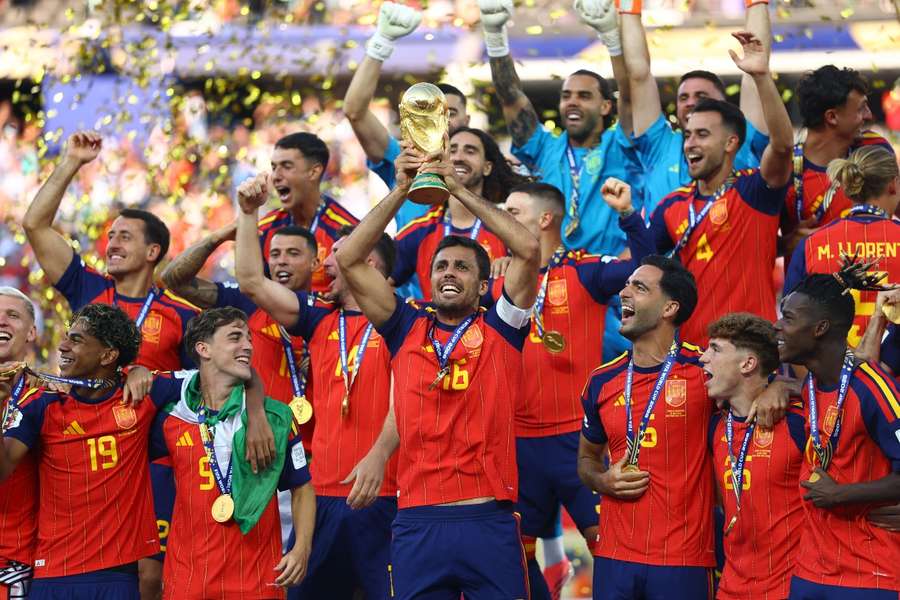 Rodri levanta al cielo de Nueva York la Copa del Mundo Rodri levanta al cielo de Nueva York la Copa del Mundo