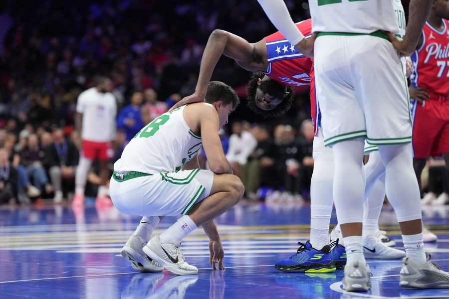 Joel Embiid se preocupa tras golpear a Hugo González en sus partes Joel Embiid se preocupa tras golpear a Hugo González en sus partes