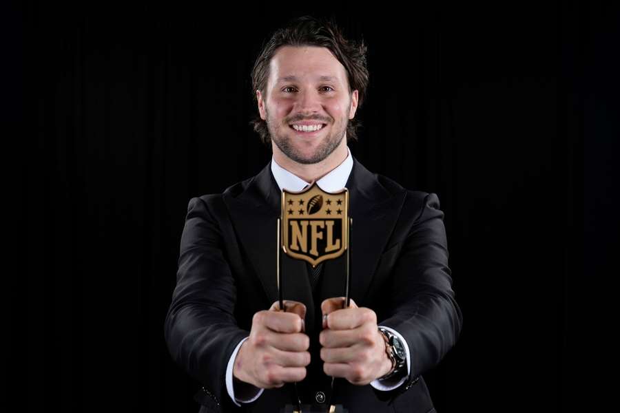 Josh Allen, de los Buffalo Bills, posa con su MVP de la NFL.