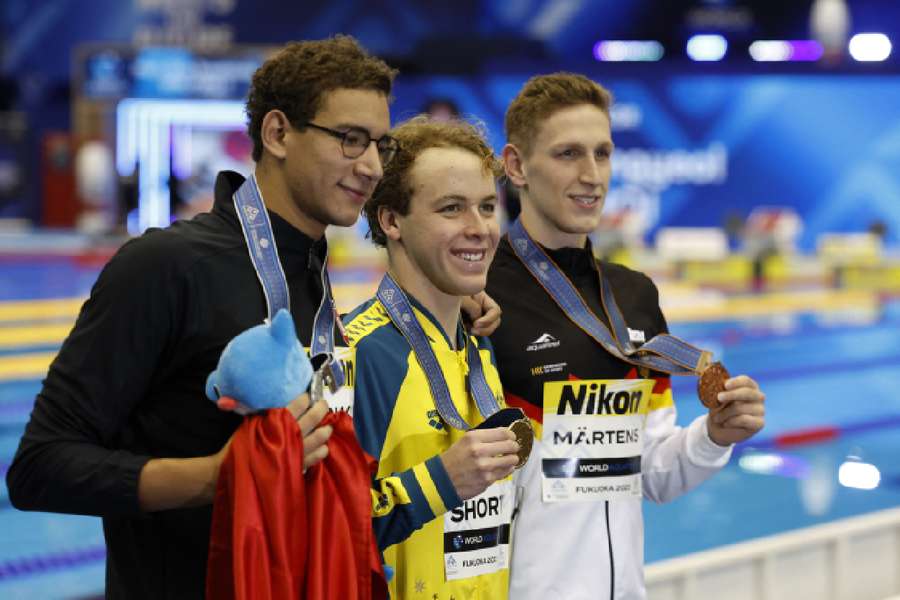 Samuel Short celebrates after winning the men's 400m freestyle final alongside Ahmed Hafnaoui and Lukas Martens