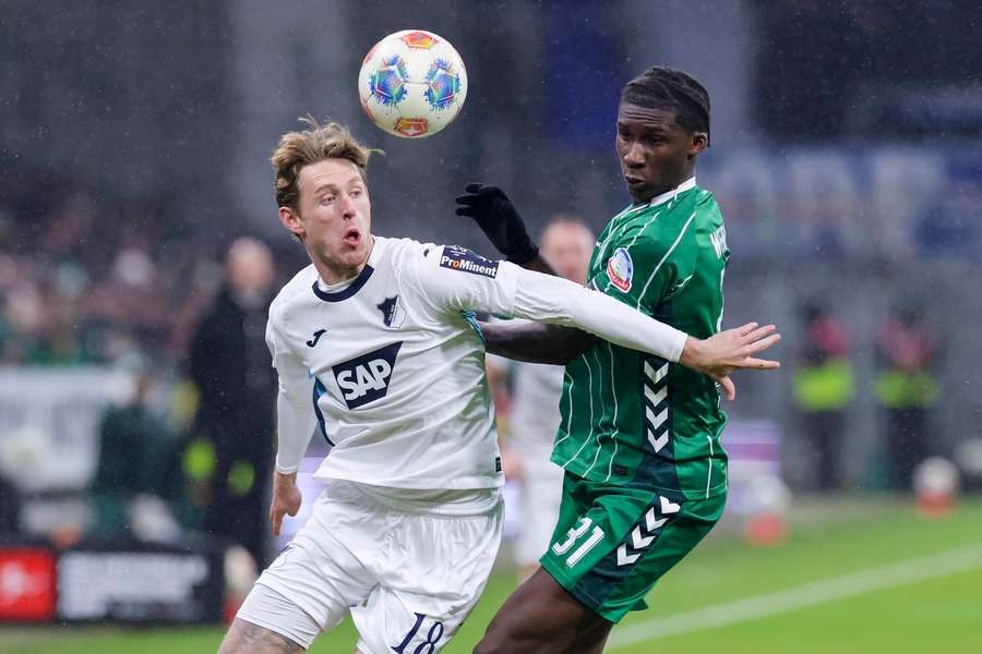 Burger (l.) wurde beim 2:0-Sieg in Bremen vom Platz gestellt