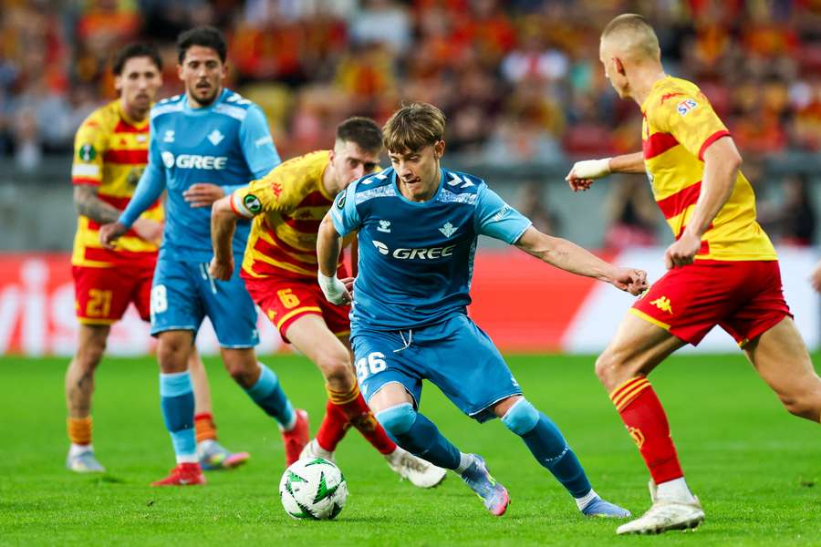 Jesús Rodríguez, rodeado de jugadores del Jagiellonia