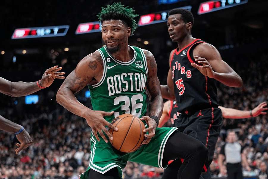 Vysmiaty Marcus Smart z Bostonu po zisku doskoku.