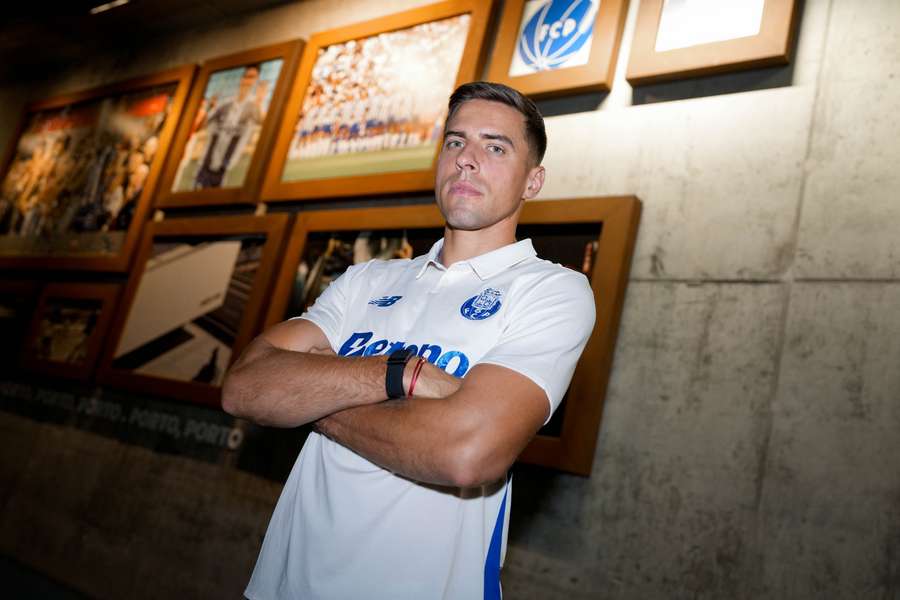 Přestupy ONLINE: Vydra prodloužil v Plzni, Porto představilo posilu z Anglie