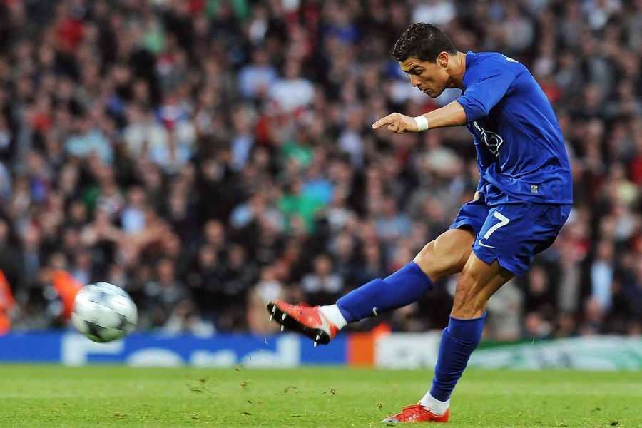 Cristiano Ronaldo takes free kick for Manchester United vs Arsenal Cristiano Ronaldo takes free kick for Manchester United vs Arsenal