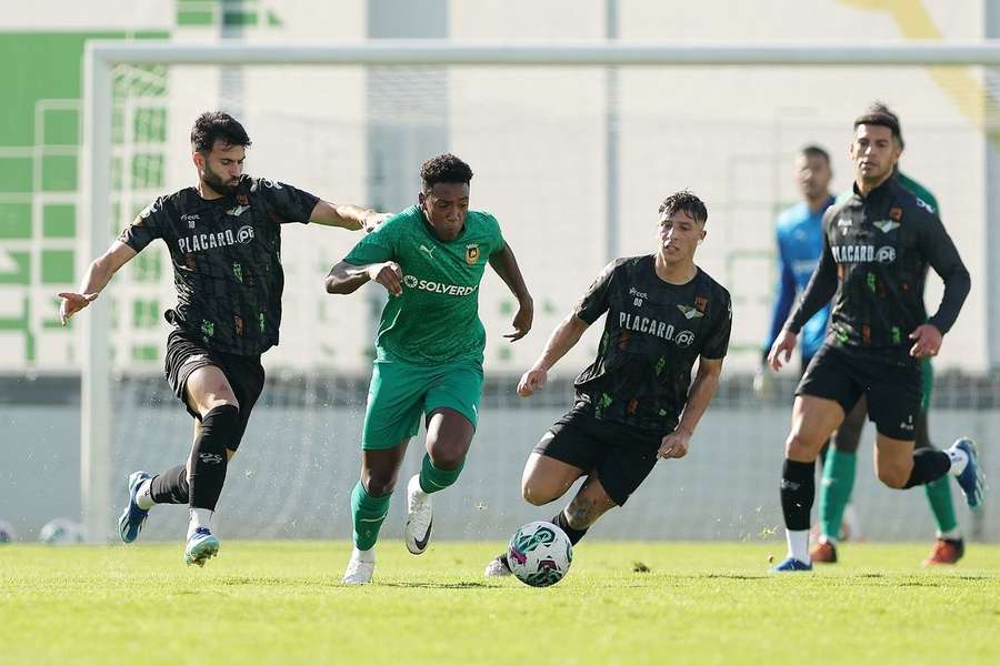 Fábio Ronaldo procura fugir dos adversários