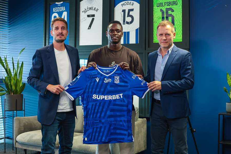 Timothy Ouma para substituir o lesionado Murawski