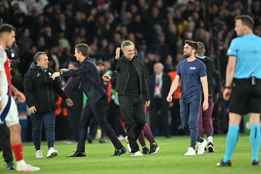 Luis Enrique z PSG slaví vyřazení Arsenalu. Luis Enrique z PSG slaví vyřazení Arsenalu.