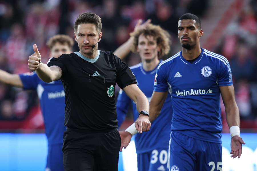 Moritz Jenz (re. außen) hat großen Anteil an der neuen defensiven Stabilität auf Schalke