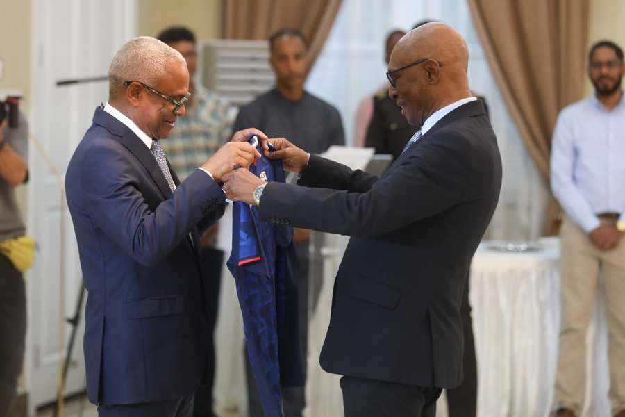 Mário Semedo, presidente da federação, entrega camisola a José Maria Neves