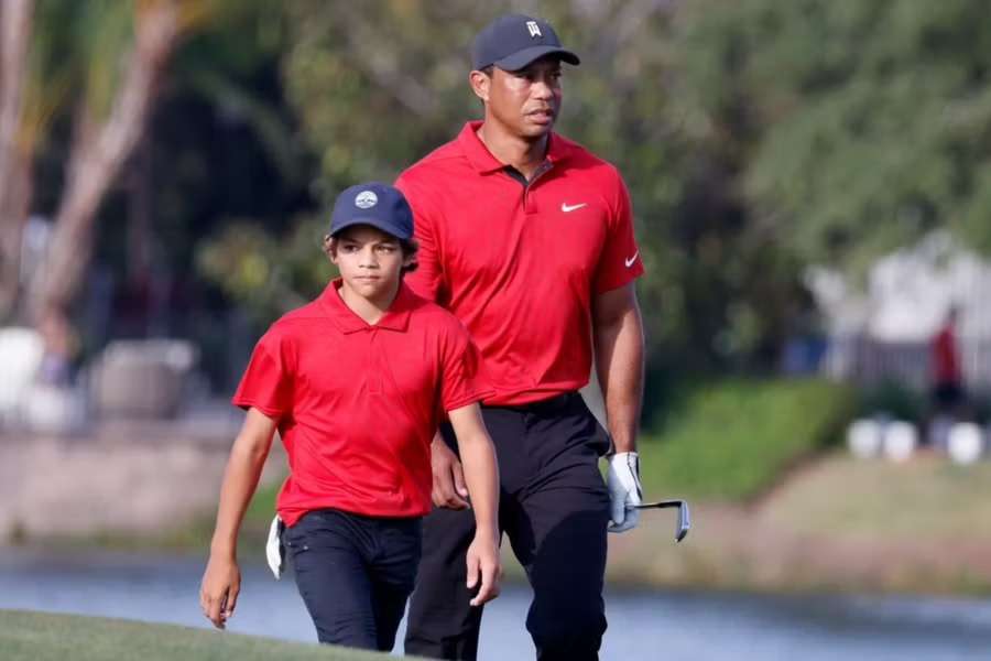 Woods y su hijo Charlie en un campo de golf