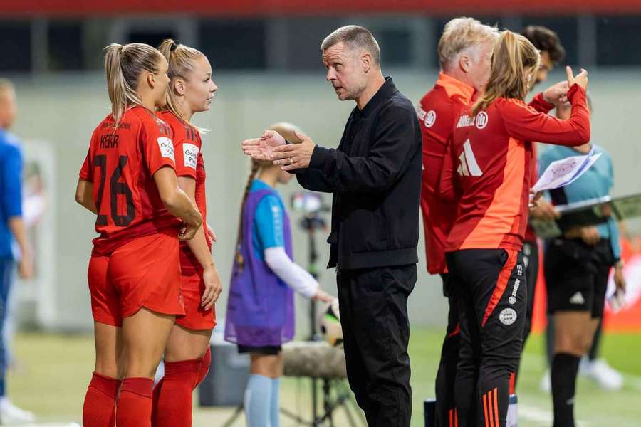 Trainer Alexander Straus gibt Anweisungen an seine Spielerinnen. 