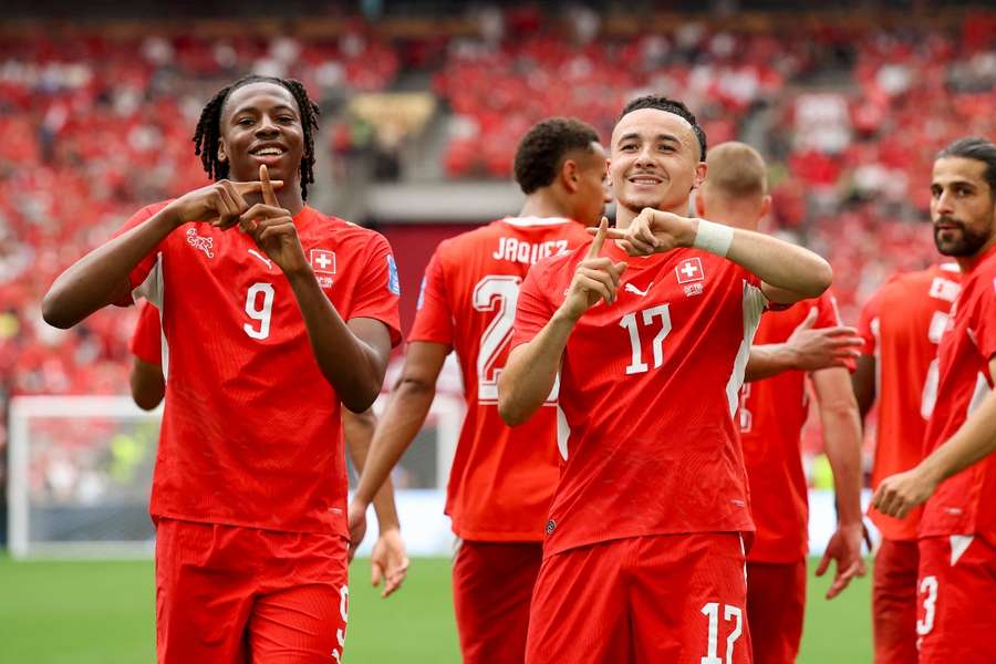 Johan Manzambi celebra con Rubén Vargas uno de los goles de Suiza