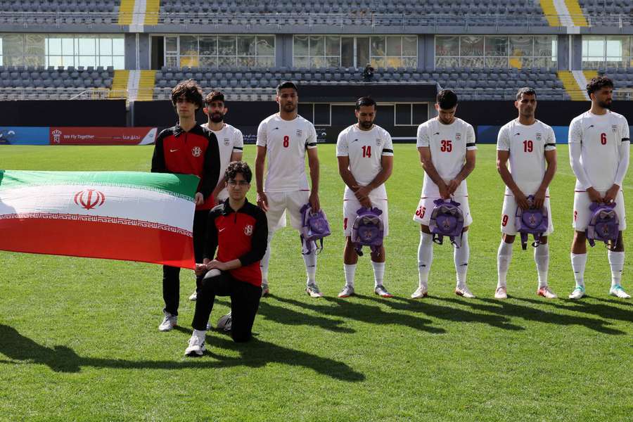 Die Spieler der iranischen Nationalmannschaft drückten ihre Solidarität nach dem tödlichen Angriff auf eine Grundschule aus