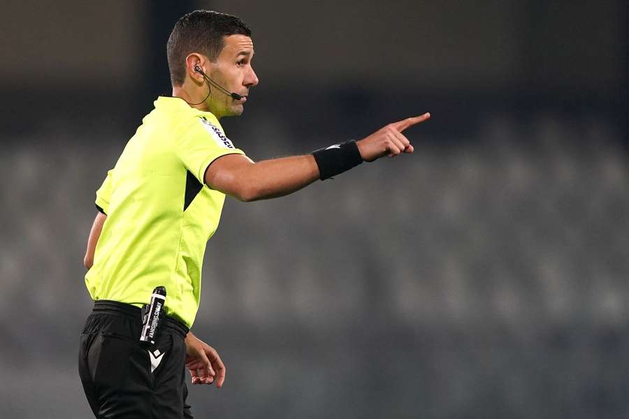 O árbitro António Nobre num jogo da Liga