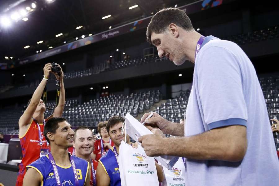 Gheorghe Mureșan este singurul baschetbalist român care a evoluat în NBA