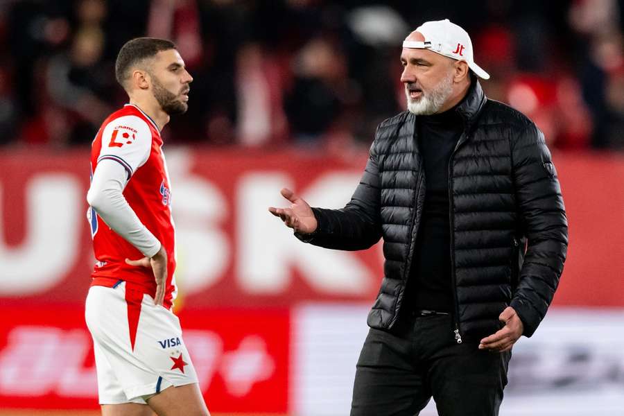 Trenér Jindřich Trpišovský Slavii za výkon v první půli proti Mladé Boleslavi nešetřil. Trenér Jindřich Trpišovský Slavii za výkon v první půli proti Mladé Boleslavi nešetřil.