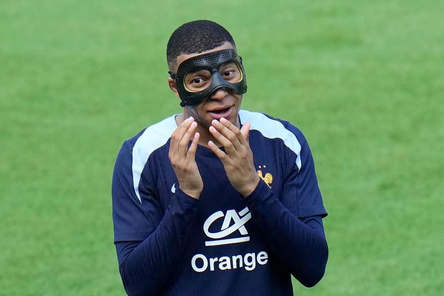 Kylian Mbappé ainda não se habituou à máscara