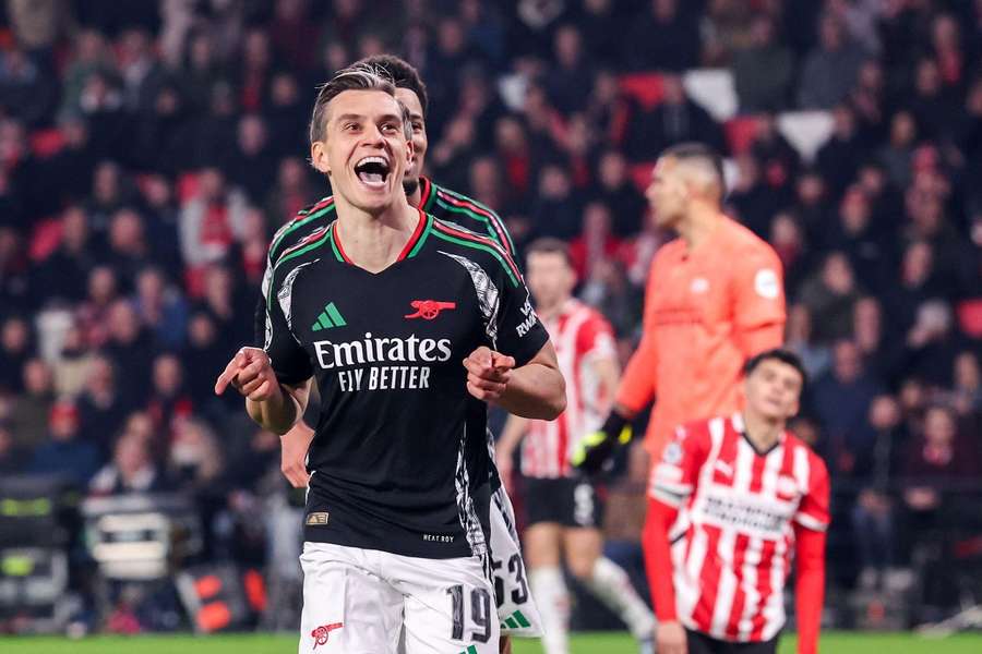 Trossard comemora gol em resultado histórico do Arsenal