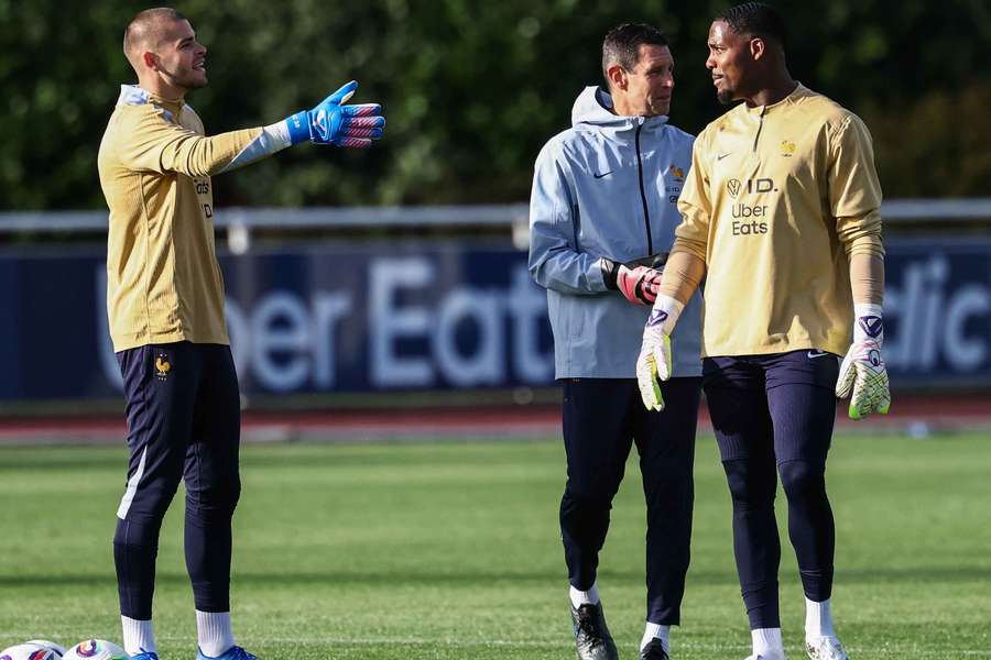 Lucas Chevalier (à gauche) et Mike Maignan (à droite) à l'entraînement. Lucas Chevalier (à gauche) et Mike Maignan (à droite) à l'entraînement.
