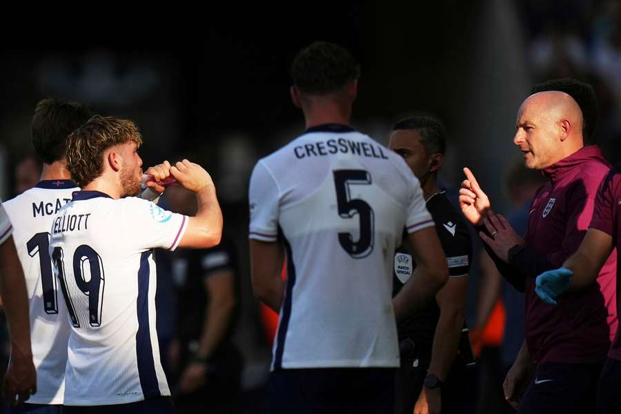 England manager Lee Carsley, right, speaks to Harvey Elliott during the game against the Netherlands