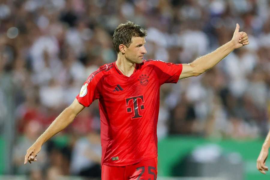 Thomas Müller marcou dois gols em Ulm