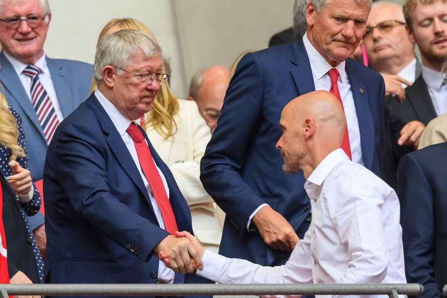 Sir Alex Ferguson se salută cu Erik ten Hag, actualul antrenor de la Manchester United