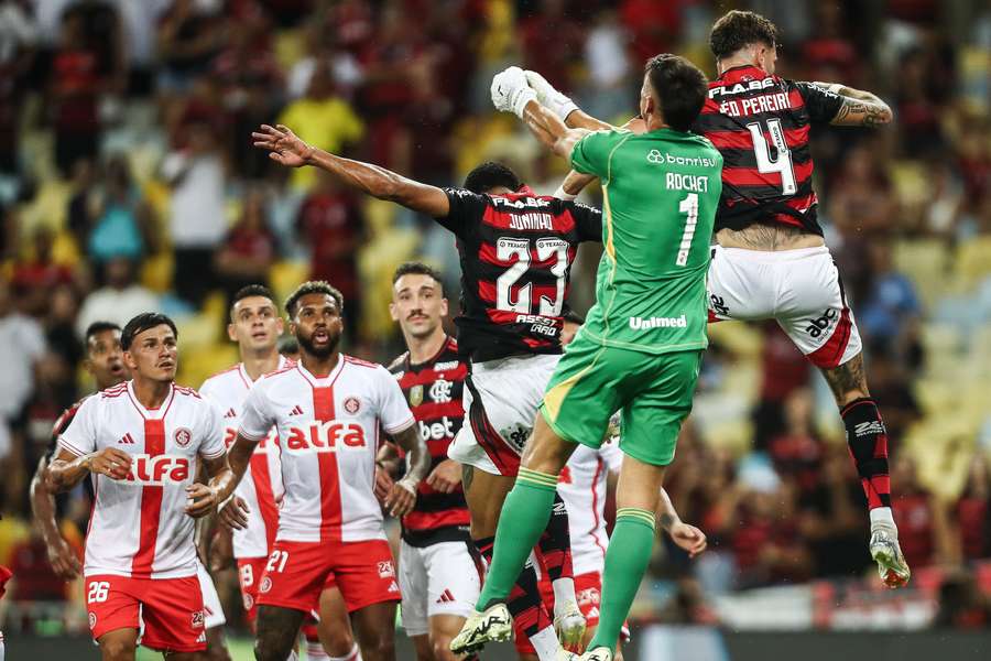Flamengo e Internacional fazem duelo brasileiro nas oitavas de final Flamengo e Internacional fazem duelo brasileiro nas oitavas de final