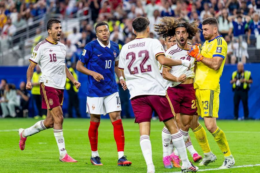 Francouz Kylian Mbappé v obležení radujícících se Španělů. Francouz Kylian Mbappé v obležení radujícících se Španělů.