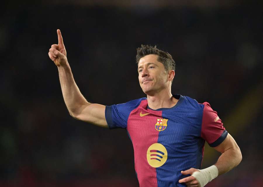 Lewandowski fez o sexto gol do Barcelona na partida Lewandowski fez o sexto gol do Barcelona na partida