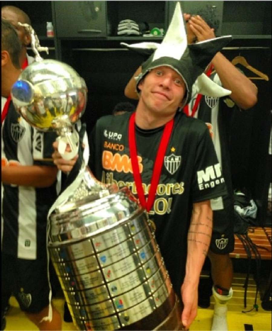 Bernard com a taça de campeão da Libertadores 2013