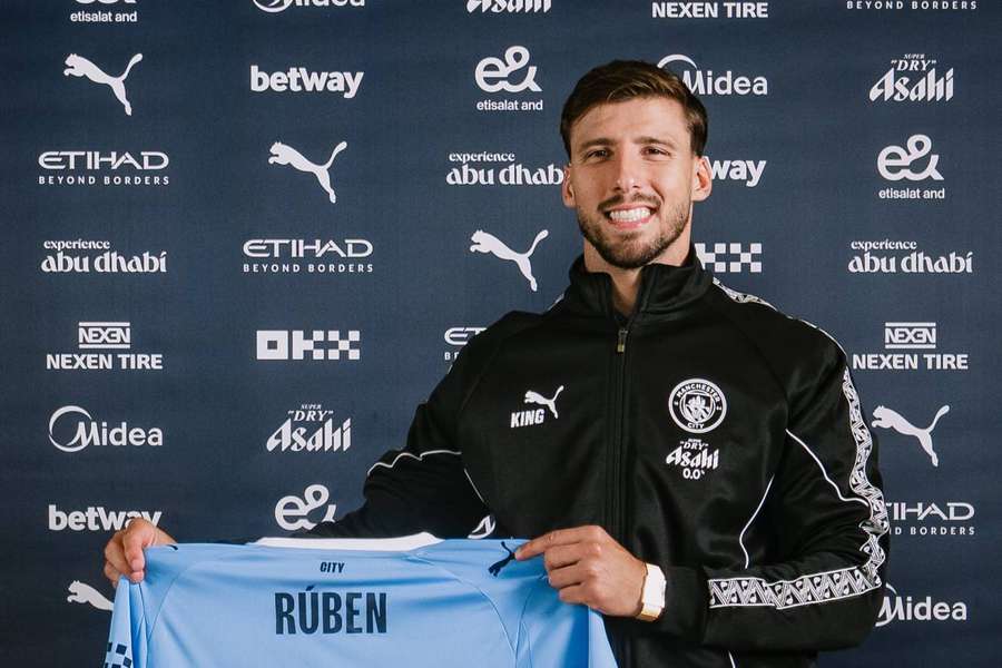Dias po podpisu smlouvy zapózoval s dresem Manchesteru City.