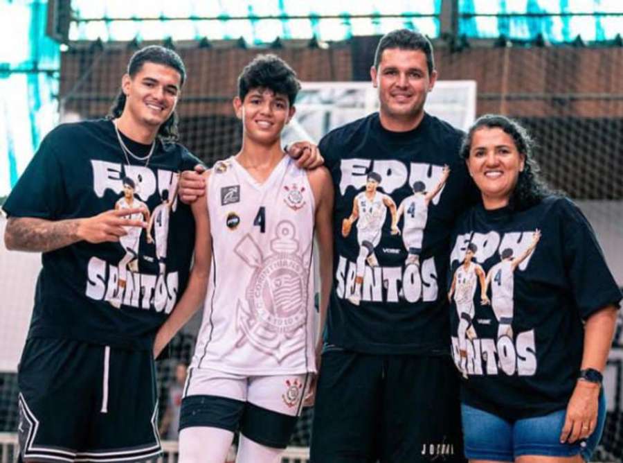 A família Santos durante jogo de Edu na base do Corinthians