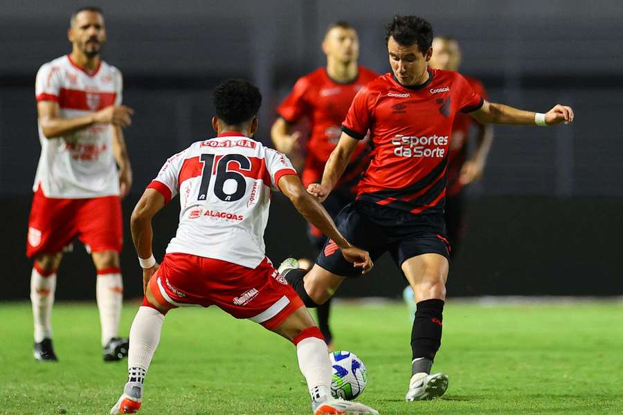 Athletico perdeu a ida para o CRB em Maceió
