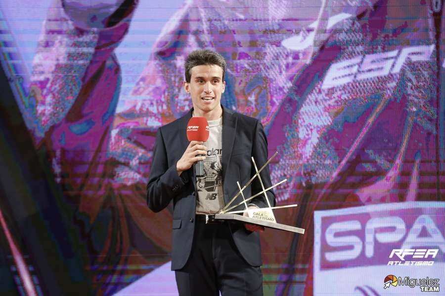 Mariano García, con su premio de mejor atleta español de 2022