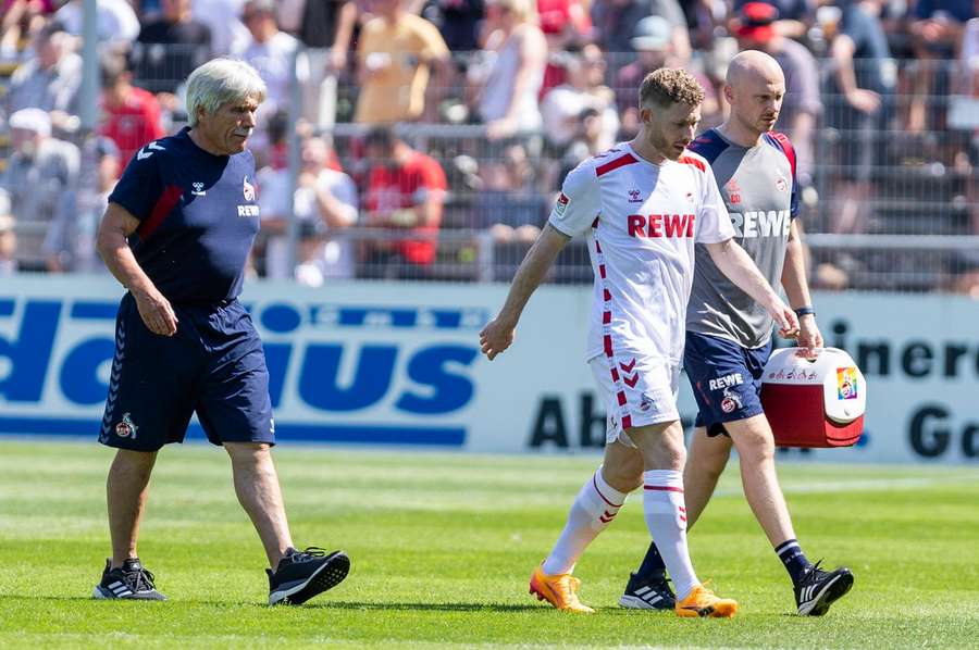 Florian Kainz (m.) musste wegen Viktoria Köln verletzt ausgewechselt werden