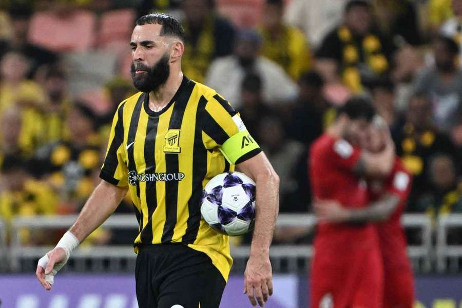 Benzema com cara de poucos amigos após segunda derrota na competição