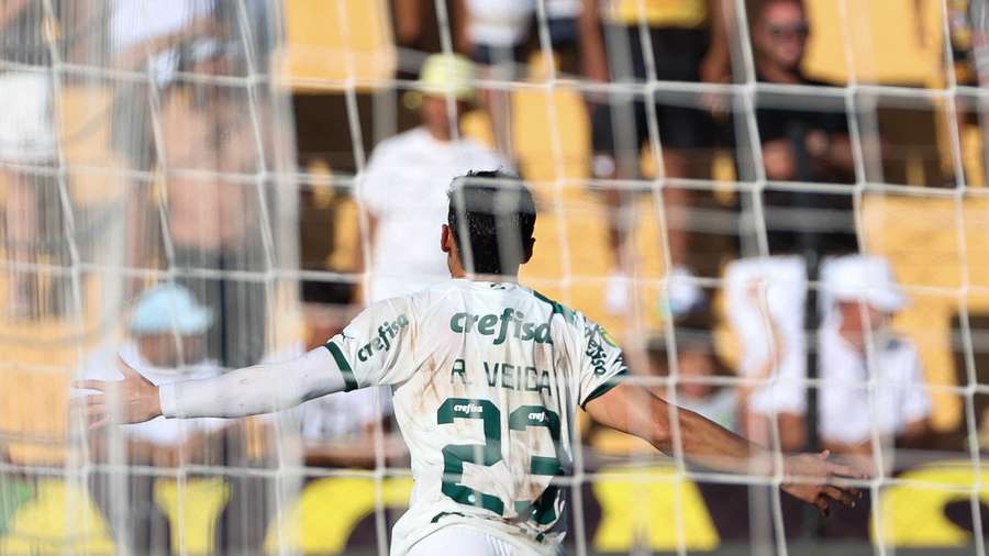 Raphael Veiga comemora gol do Palmeiras