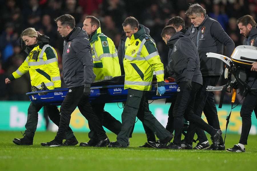 Capitão do Luton cai inanimado durante jogo com Bournemouth