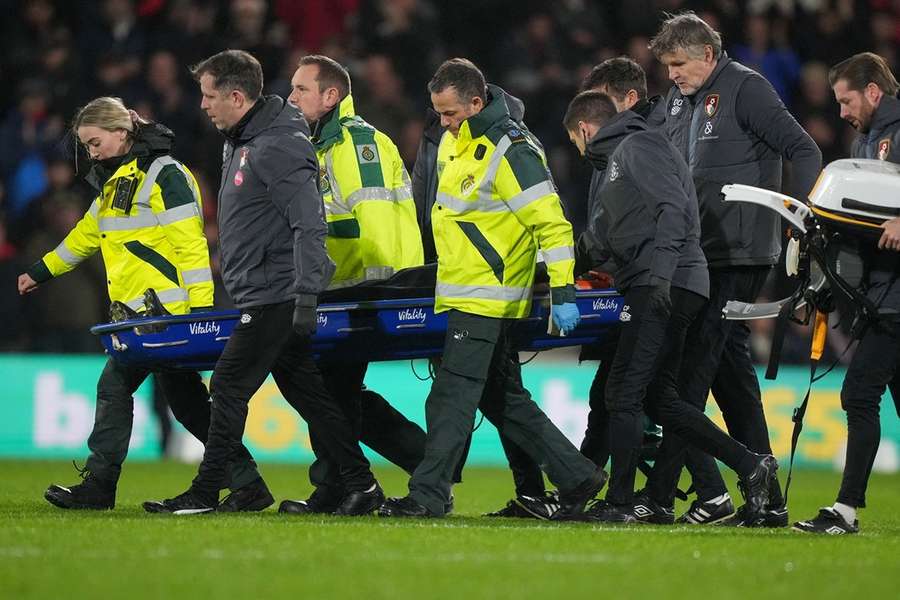 Capitão do Luton estável após paragem cardíaca em jogo