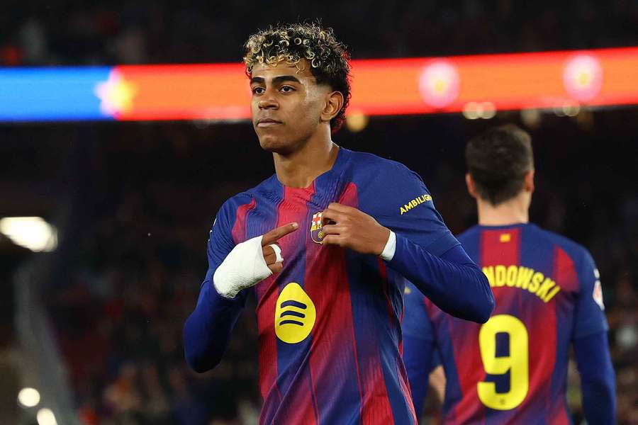 Lamine Yamal señala el escudo Lamine Yamal señala el escudo