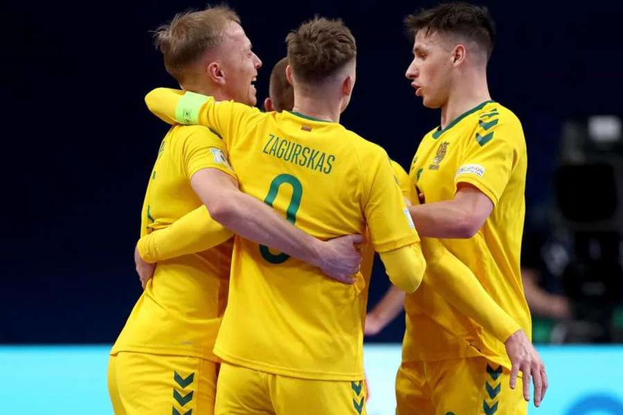 Lituânia empatou a três golos diante da República Checa