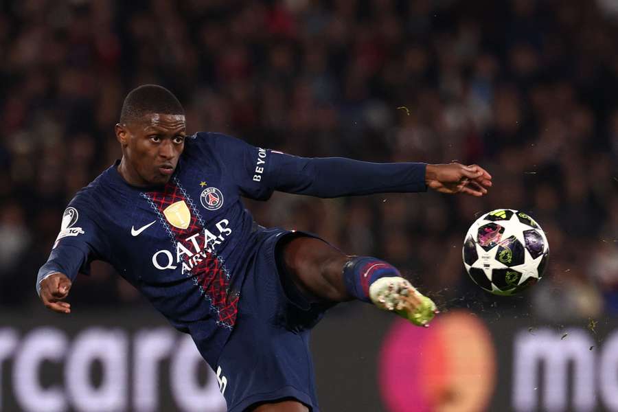 Fundașul portughez al Paris Saint-Germain, Nuno Mendes, în returul barajului din UEFA Champions League.
