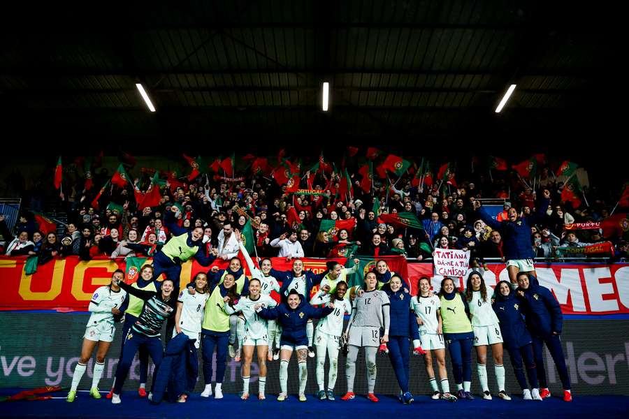 A seleção feminina após o triunfo na Bélgica