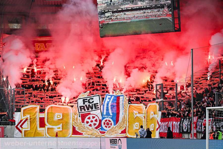 Poklidné Vary pod náporem ultras? Fanoušci z Německa obsadili ulice, policie je kontroluje