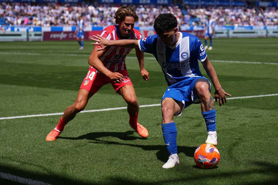 Llorente intenta quitar el balón a Aleñà