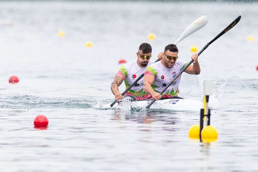 Os canoístas João Ribeiro e Messias Baptista foram esta quarta-feira os únicos portugueses a garantir passagem direta à final