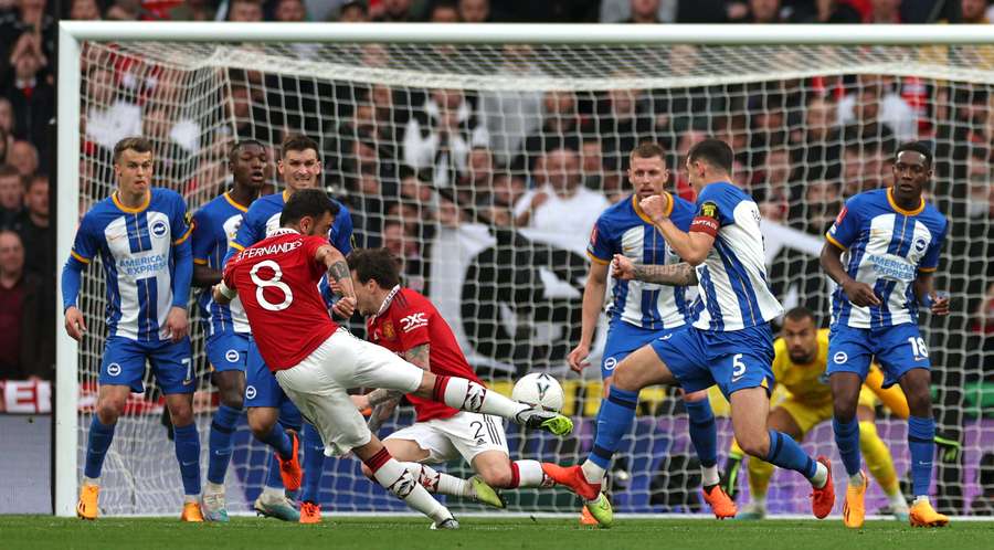 Manchester United's Portuguese midfielder Bruno Fernandes (C) shoots from a rebounding ball after his free-kick but fails to score Manchester United's Portuguese midfielder Bruno Fernandes (C) shoots from a rebounding ball after his free-kick but fails to score